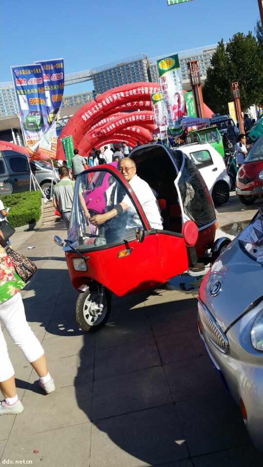 老年人四輪全封閉代步車